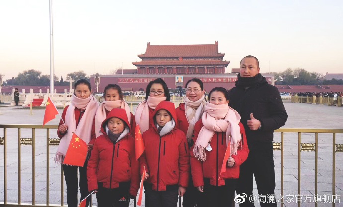 寒令營(yíng)的第一天，孩子們觀看了升旗儀式，走進(jìn)故宮暢聽(tīng)歷史故事。祖國(guó)的樣貌開(kāi)始在他們心里清晰，未來(lái)的希望開(kāi)始在他們心中發(fā)芽。海瀾之家“多一克溫暖”團(tuán)隊(duì)帶給孩子們精神世界的富足，照亮孩子們夢(mèng)想的啟蒙之路。