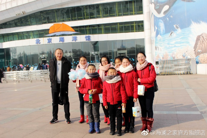 在海洋館，充滿求知欲和好奇心的孩子們像是一個(gè)個(gè)落入仙境的愛(ài)麗絲，不斷地提問(wèn)，并用手中的紙筆和相機(jī)，記錄每一個(gè)畫(huà)面和知識(shí)，說(shuō)要回去講給其他小伙伴和家人們聽(tīng)。