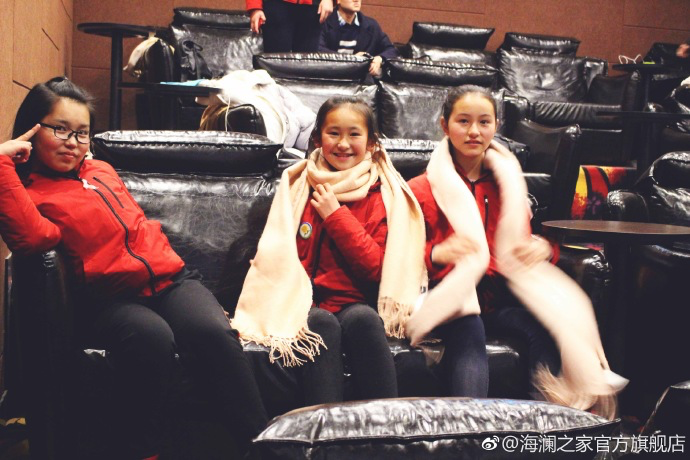 彼時(shí)恰逢《尋夢(mèng)環(huán)游記》上映，“寒令營(yíng)”的孩子們一起在電影院觀看了電影，平日里最鬧騰的孩子，在第一次看3D電影時(shí)也變得安靜專注。孩子們?cè)谶@段旅程中增長(zhǎng)了見(jiàn)識(shí)，一個(gè)更豐盛的世界就這樣打開(kāi)了。