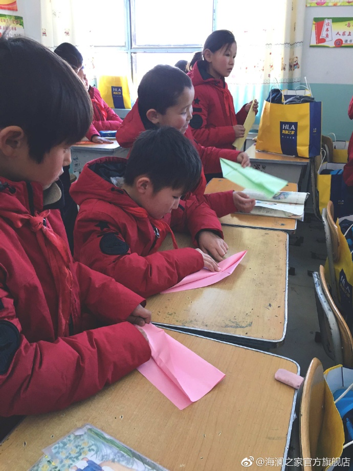 “多一克溫暖”的志愿者為孩子們帶去承載夢(mèng)想的手工課，孩子們通過(guò)剪紙、畫(huà)畫(huà)、折紙飛機(jī)，讓自己的夢(mèng)想在手中凝聚，隨紙飛機(jī)一起飛向天空，為凜冬帶來(lái)五彩斑斕的希望。