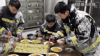 零下14度滅火后 消防員吃飯這一幕讓人心疼！