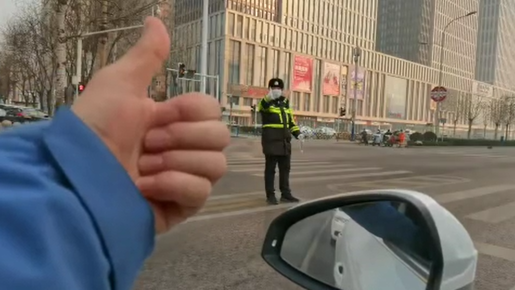 石家莊路人和交警的這個“暗號”，真暖！