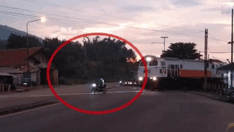 魯莽！無視警報 印尼男子強(qiáng)穿鐵軌險被撞