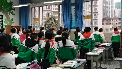 課上到一半，同學(xué)們卻把頭望向了外面！校長說：點贊！