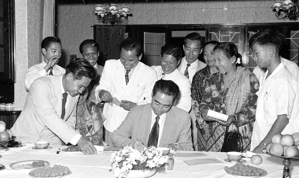 1955年4月25日，為迎接亞非會議而組織的萬隆人民委員會的代表請周恩來總理簽名留念。