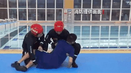 水中遇險 如何自救與施救？黃金30秒 如何將溺水者救上岸？