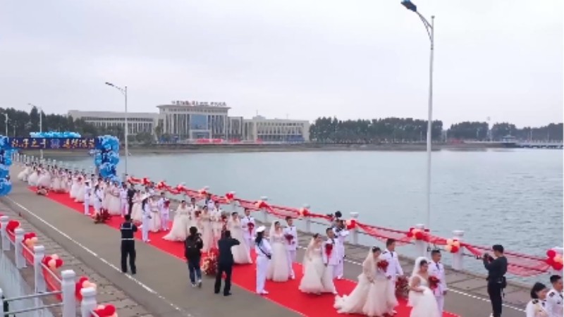 乘風(fēng)破浪來娶你！海軍某部30對(duì)新人舉行集體婚禮