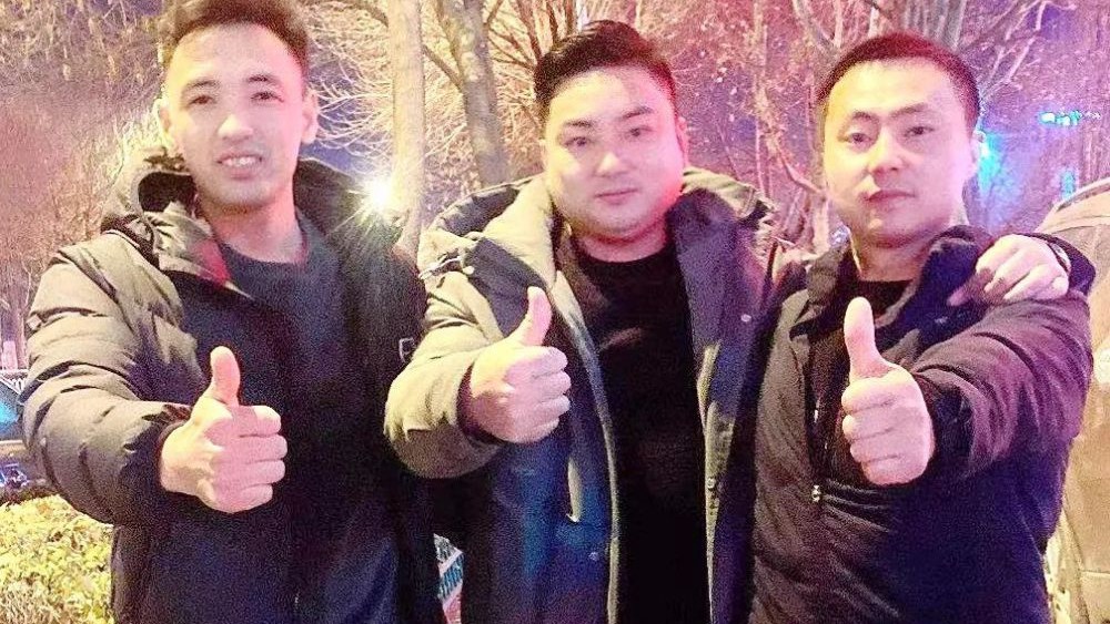 熱點快追｜路面結(jié)冰大貨車開始溜車！24塊“救命石”幫助緊急脫險