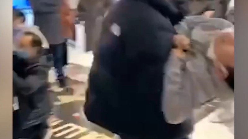 浙江一電影院發(fā)生事故多人送醫(yī)，現(xiàn)場(chǎng)家長懷抱兒童奔走