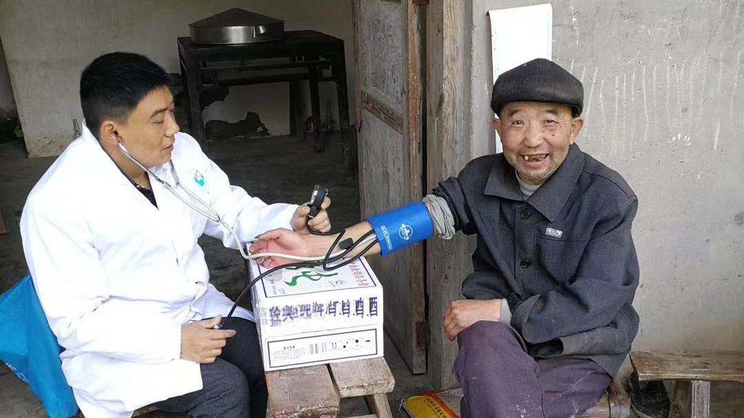 追夢中國人｜鄉(xiāng)村醫(yī)生譚明章：父子兩代堅守，致力鄉(xiāng)村醫(yī)療