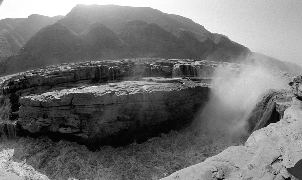 黃河壺口瀑布景色。