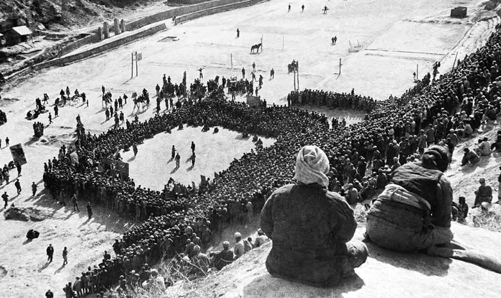 東北文代大會為慶祝斯大林70壽辰，由魯藝文工團(tuán)演出黃河大合唱。