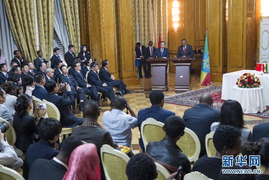 5月4日，國(guó)務(wù)院總理李克強(qiáng)在亞的斯亞貝巴與埃塞俄比亞總理海爾馬里亞姆舉行會(huì)談。這是會(huì)談后，李克強(qiáng)與海爾馬里亞姆共同會(huì)見(jiàn)記者。 新華社記者 王曄 攝