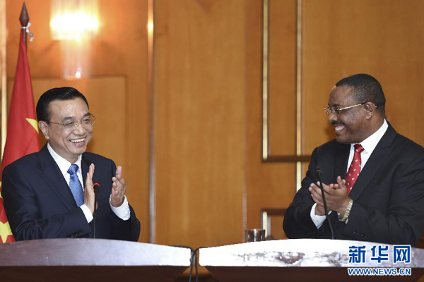 5月4日，國(guó)務(wù)院總理李克強(qiáng)在亞的斯亞貝巴與埃塞俄比亞總理海爾馬里亞姆舉行會(huì)談。這是會(huì)談結(jié)束后，李克強(qiáng)與海爾馬里亞姆共同會(huì)見(jiàn)記者。 新華社記者 李學(xué)仁 攝