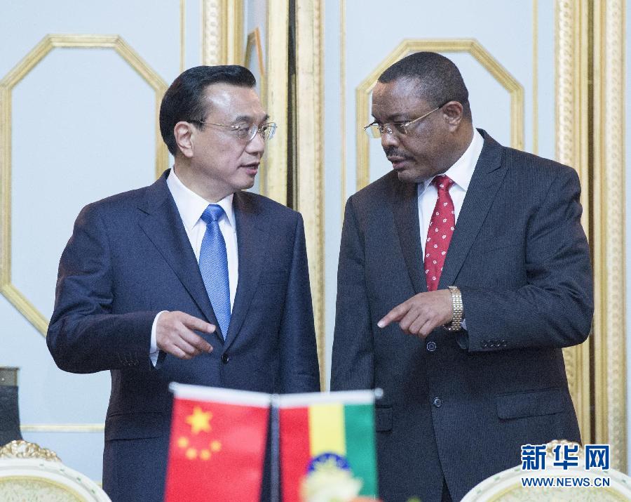 5月4日，中國(guó)國(guó)務(wù)院總理李克強(qiáng)在亞的斯亞貝巴與埃塞俄比亞總理海爾馬里亞姆舉行會(huì)談。這是會(huì)談后，李克強(qiáng)與海爾馬里亞姆共同出席有關(guān)文件簽字儀式。 新華社記者 王曄 攝