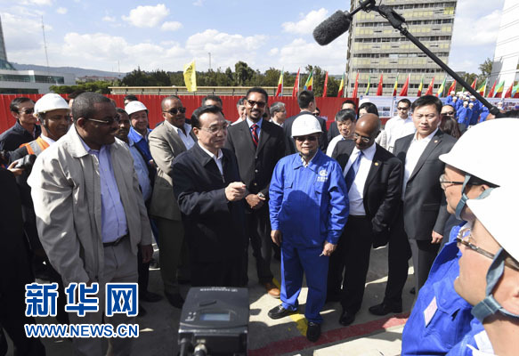 這是李克強(qiáng)與海爾馬里亞姆看望施工人員。新華社記者 李學(xué)仁 攝