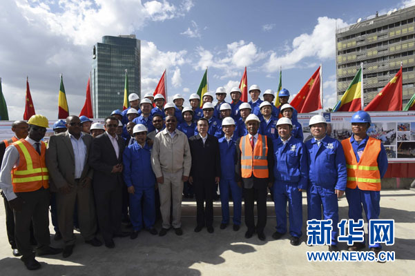 這是李克強(qiáng)同海爾馬里亞姆與施工人員合影留念。新華社記者 李學(xué)仁 攝