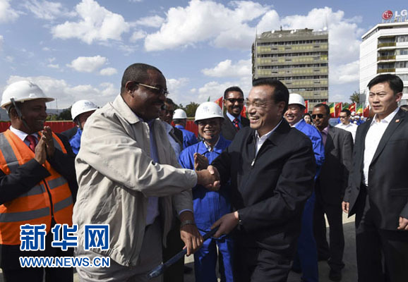 5月5日，中國國務(wù)院總理李克強(qiáng)考察亞的斯亞貝巴輕軌項(xiàng)目，埃塞俄比亞總理海爾馬里亞姆陪同。新華社記者 李學(xué)仁 攝