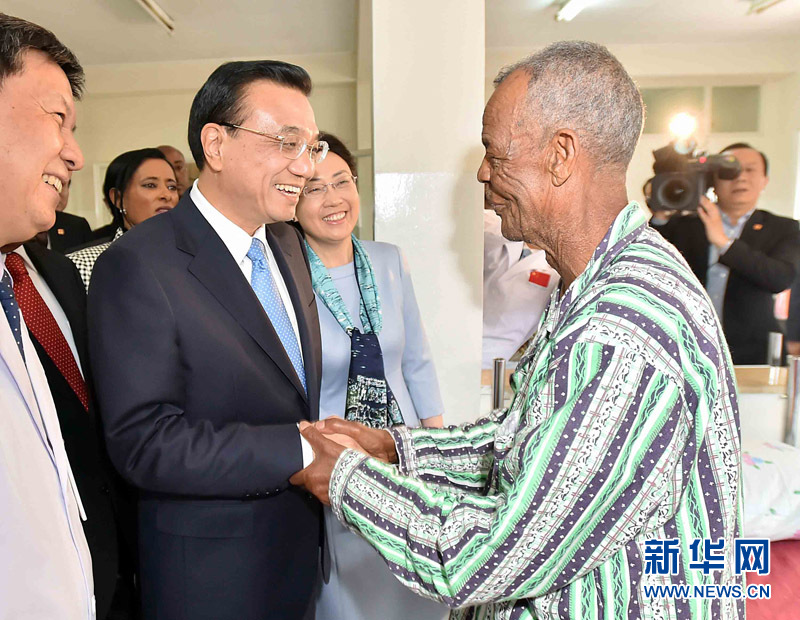 5月6日，中國國務(wù)院總理李克強(qiáng)與埃塞俄比亞總統(tǒng)穆拉圖一同來到亞的斯亞貝巴阿勒塔醫(yī)院，看望受益于中國免費(fèi)白內(nèi)障手術(shù)“光明行”活動的埃塞俄比亞患者。新華社記者 李濤 攝 