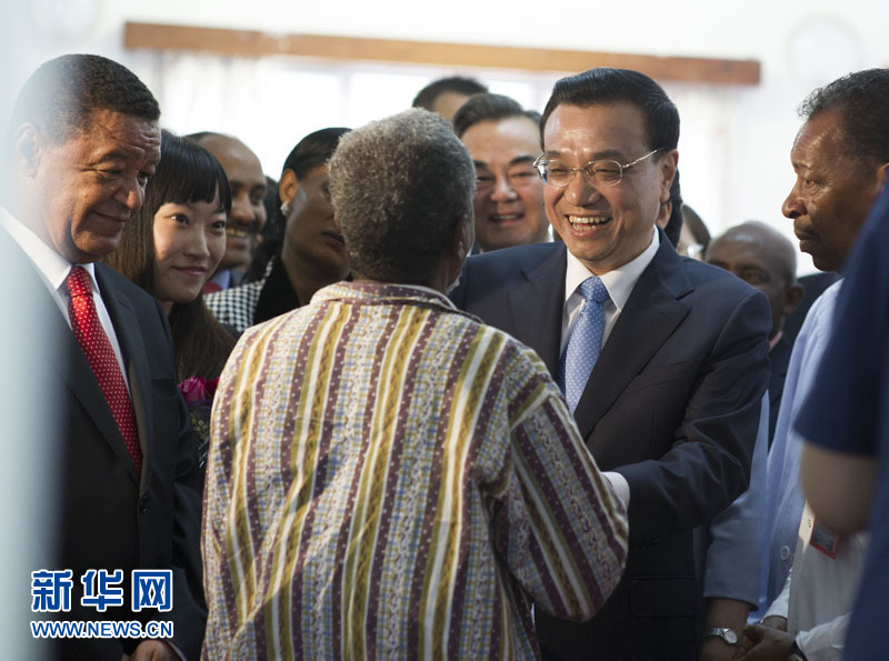5月6日，中國國務(wù)院總理李克強(qiáng)與埃塞俄比亞總統(tǒng)穆拉圖一同來到亞的斯亞貝巴阿勒塔醫(yī)院，看望受益于中國免費(fèi)白內(nèi)障手術(shù)“光明行”活動的埃塞俄比亞患者。新華社記者 謝環(huán)馳 攝 