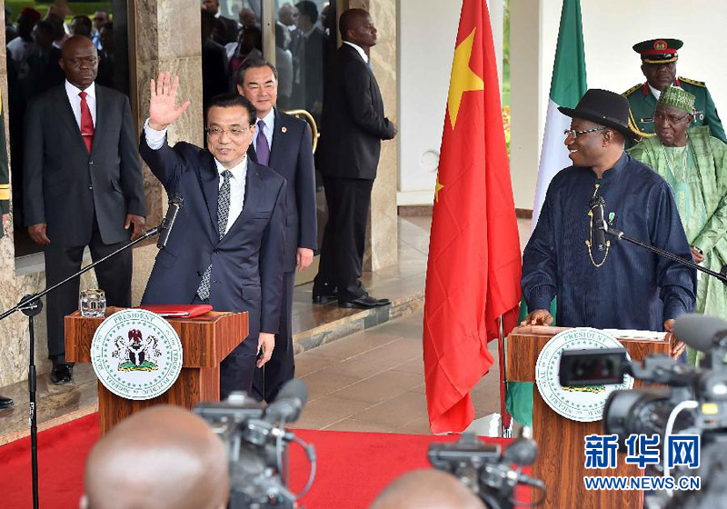 5月7日，中國國務(wù)院總理李克強(qiáng)在阿布賈與尼日利亞總統(tǒng)喬納森會談后共同會見記者，并回答記者提問。 新華社記者李濤攝 