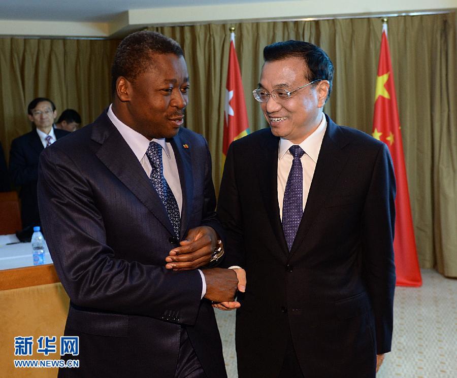 5月7日，正在尼日利亞訪問的中國國務(wù)院總理李克強(qiáng)在阿布賈會(huì)見出席第24屆世界經(jīng)濟(jì)論壇非洲峰會(huì)全會(huì)的多哥總統(tǒng)福雷。 新華社記者 李濤 攝 