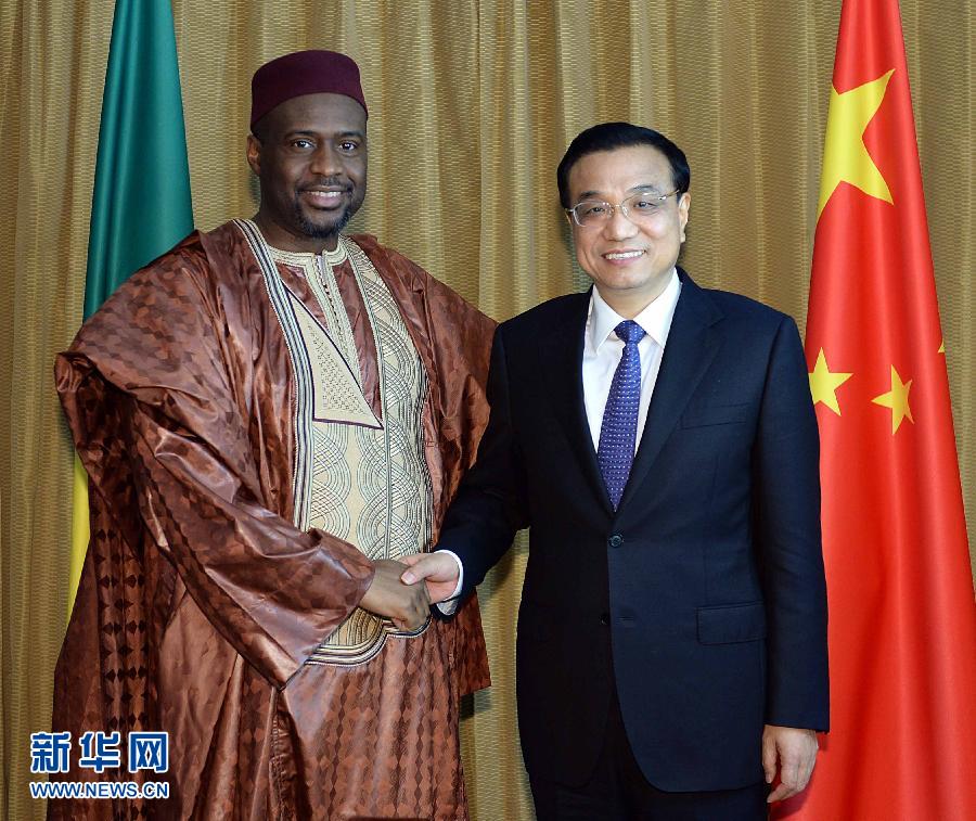 5月7日，正在尼日利亞訪問的國務(wù)院總理李克強(qiáng)在阿布賈會(huì)見出席第24屆世界經(jīng)濟(jì)論壇非洲峰會(huì)全會(huì)的馬里總理馬拉。 新華社記者 李濤 攝 