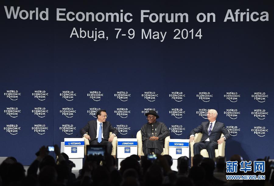  5月8日，中國(guó)國(guó)務(wù)院總理李克強(qiáng)在阿布賈出席第24屆世界經(jīng)濟(jì)論壇非洲峰會(huì)全會(huì)，發(fā)表題為《共同推動(dòng)非洲發(fā)展邁上新臺(tái)階》的特別致辭。新華社記者 李學(xué)仁 攝 