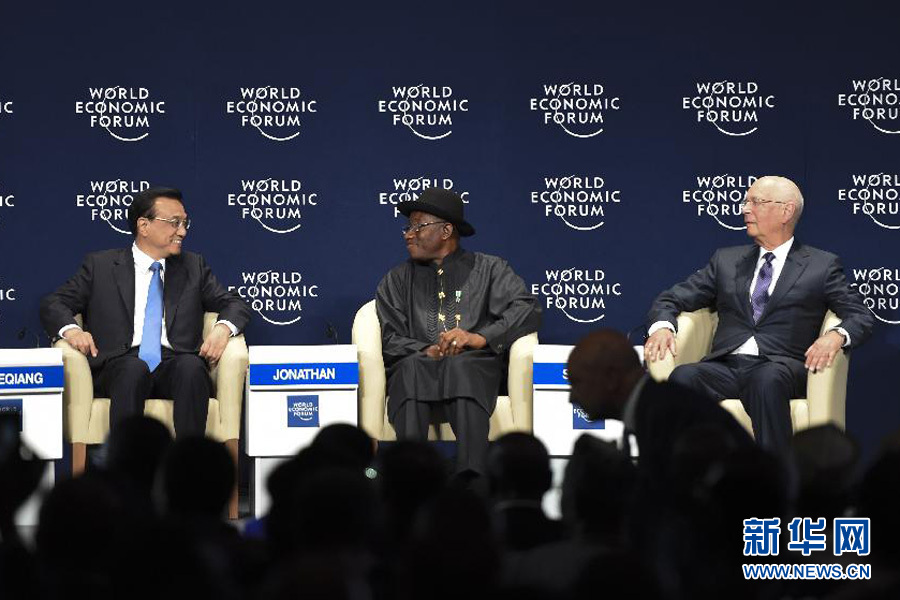 5月8日，中國國務(wù)院總理李克強(qiáng)在阿布賈出席第24屆世界經(jīng)濟(jì)論壇非洲峰會全會，發(fā)表題為《共同推動非洲發(fā)展邁上新臺階》的特別致辭。新華社記者 李學(xué)仁 攝 