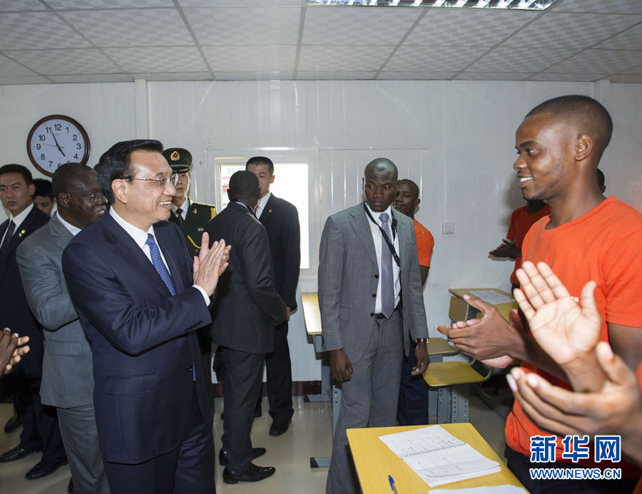 這是李克強在學校教室內(nèi)同正在上課的學生互動交流。新華社記者王曄攝