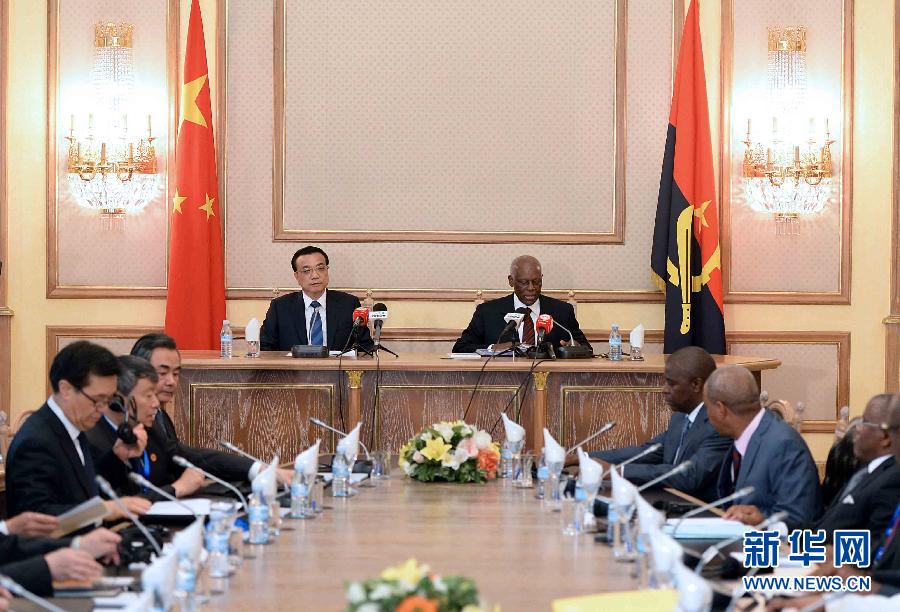 5月9日，中國(guó)國(guó)務(wù)院總理李克強(qiáng)在安哥拉總統(tǒng)府同安總統(tǒng)多斯桑托斯舉行會(huì)談。 新華社記者李濤攝
