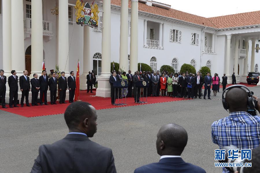  5月10日，中國(guó)國(guó)務(wù)院總理李克強(qiáng)在肯尼亞國(guó)家宮與肯總統(tǒng)肯雅塔舉行會(huì)談后共同會(huì)見(jiàn)記者。 新華社記者 李學(xué)仁 攝 