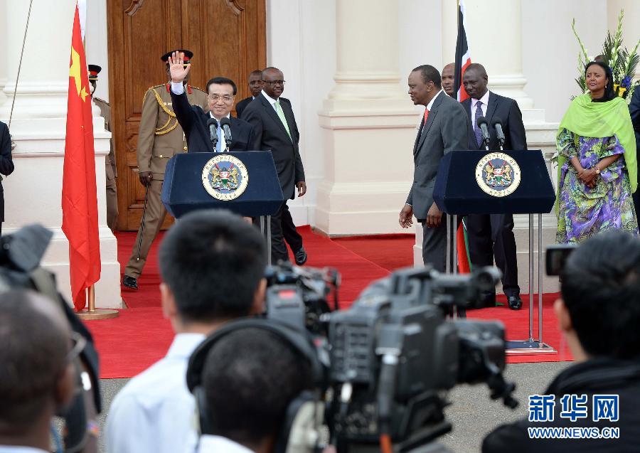 5月10日，中國(guó)國(guó)務(wù)院總理李克強(qiáng)在肯尼亞國(guó)家宮與肯總統(tǒng)肯雅塔舉行會(huì)談后共同會(huì)見(jiàn)記者。 新華社記者 李濤 攝 