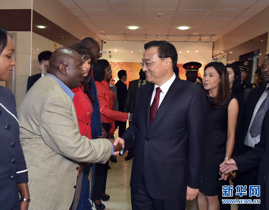 5月11日，中國國務(wù)院總理李克強(qiáng)在肯尼亞首都內(nèi)羅畢看望并慰問中央電視臺非洲分臺員工。 新華社記者 李濤 攝 