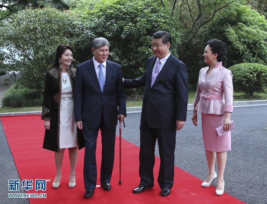 會談前，習近平在上海西郊會議中心廣場為阿坦巴耶夫舉行歡迎儀式。新華社記者 蘭紅光 攝 