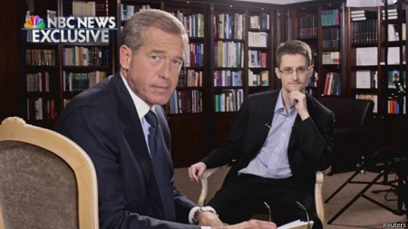 斯諾登稱，他曾作為美國中情局和國安局便衣特工在海外工作。