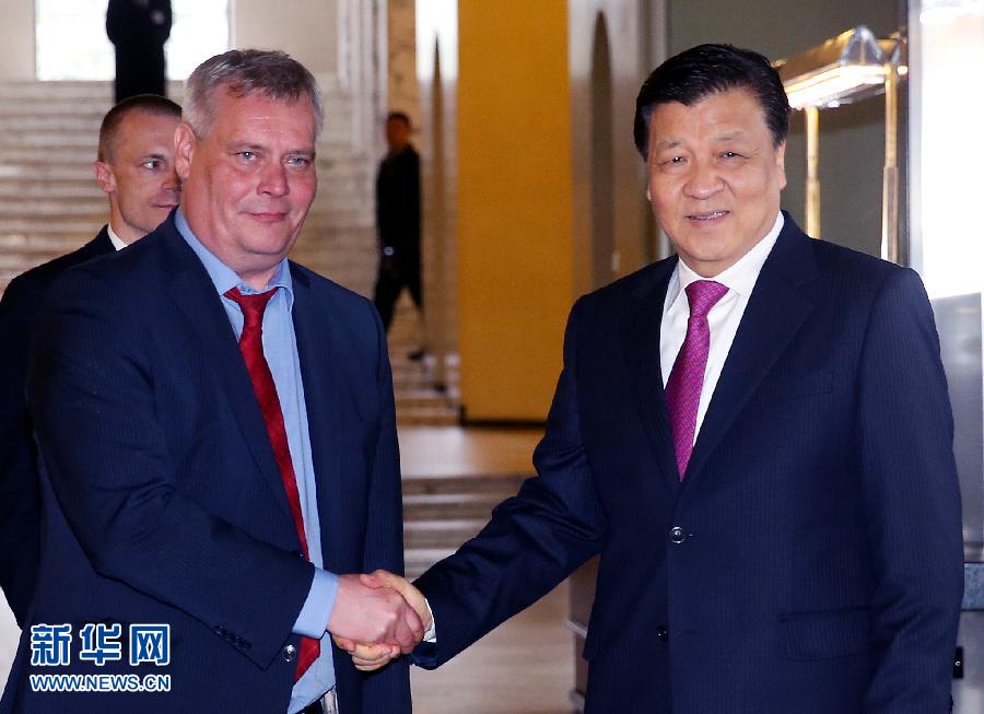 6月13日，中共中央政治局常委、中央書記處書記劉云山在赫爾辛基會見芬蘭社民黨主席、財政部長林內。 新華社記者姚大偉攝