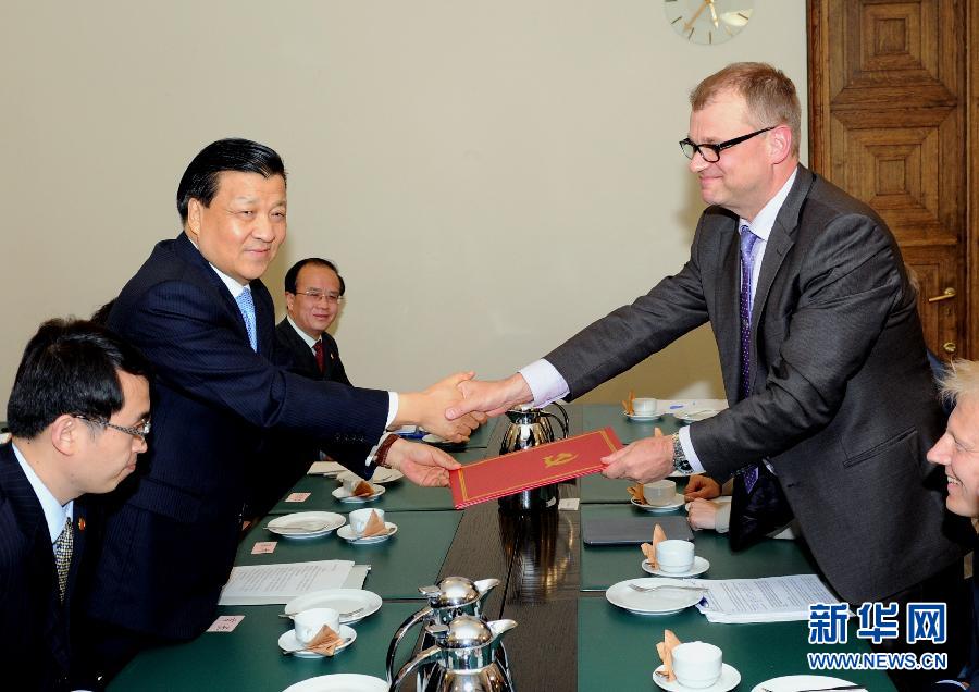 6月12日，中共中央政治局常委、中央書記處書記劉云山在赫爾辛基會見芬蘭中間黨主席西皮萊。 新華社記者饒愛民攝