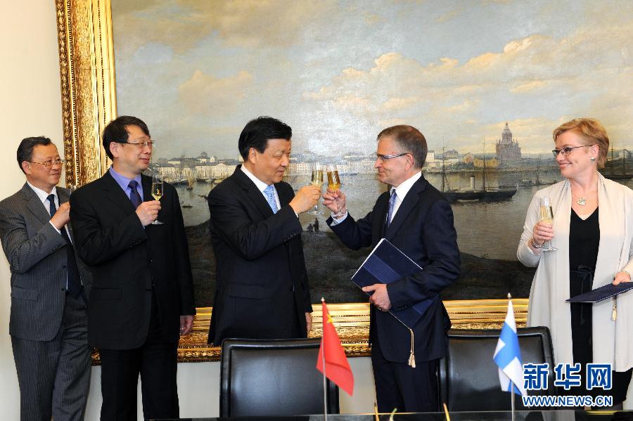6月13日，中共中央政治局常委、中央書記處書記劉云山在赫爾辛基與赫爾辛基市長帕尤寧共同出席中芬有關文化藝術合作及交流活動的諒解備忘錄簽字儀式。新華社記者饒愛民攝 
