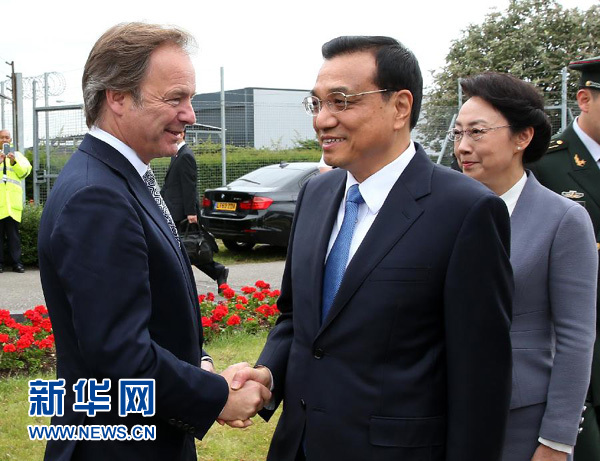 6月16日，應(yīng)英國首相卡梅倫邀請，國務(wù)院總理李克強(qiáng)乘專機(jī)抵達(dá)倫敦希思羅機(jī)場，開始對英國進(jìn)行正式訪問。李克強(qiáng)總理夫人程虹同機(jī)抵達(dá)。這是英國政府高級官員到機(jī)場迎接李克強(qiáng)總理和夫人。新華社記者 龐興雷 攝