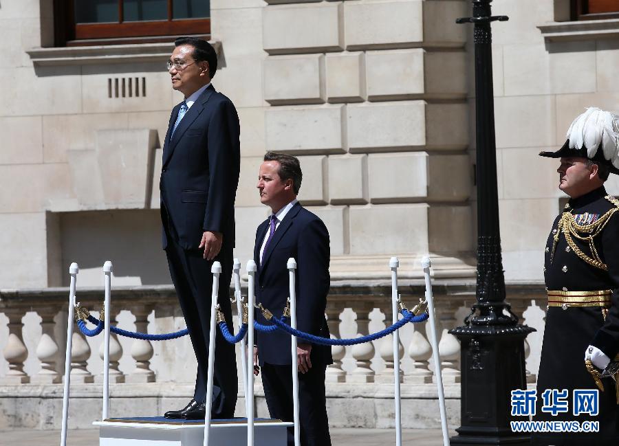 6月17日，中國(guó)國(guó)務(wù)院總理李克強(qiáng)在倫敦唐寧街10號(hào)首相府同英國(guó)首相卡梅倫舉行中英總理年度會(huì)晤。這是會(huì)晤前，卡梅倫為李克強(qiáng)舉行隆重的歡迎儀式。新華社記者 龐興雷 攝 