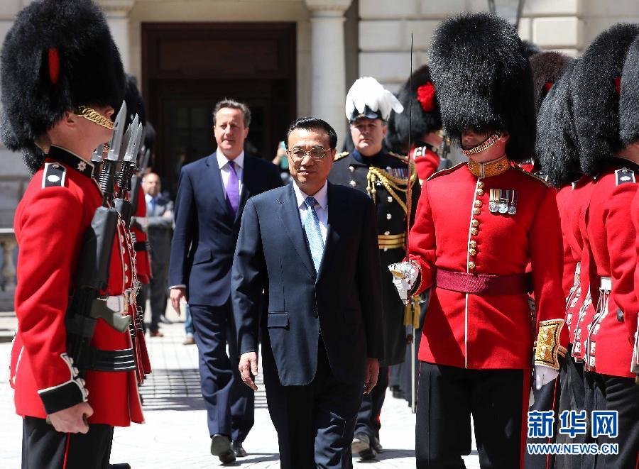 6月17日，中國(guó)國(guó)務(wù)院總理李克強(qiáng)在倫敦唐寧街10號(hào)首相府同英國(guó)首相卡梅倫舉行中英總理年度會(huì)晤。這是會(huì)晤前，卡梅倫為李克強(qiáng)舉行隆重的歡迎儀式。新華社記者 龐興雷 攝  