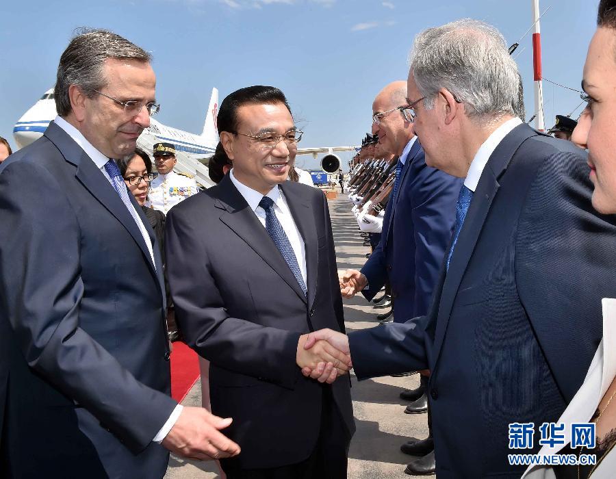 6月19日，國(guó)務(wù)院總理李克強(qiáng)乘專機(jī)抵達(dá)雅典國(guó)際機(jī)場(chǎng)，開始對(duì)希臘進(jìn)行正式訪問。希臘總理薩馬拉斯在機(jī)場(chǎng)為李克強(qiáng)舉行隆重的歡迎儀式。新華社記者 李濤 攝