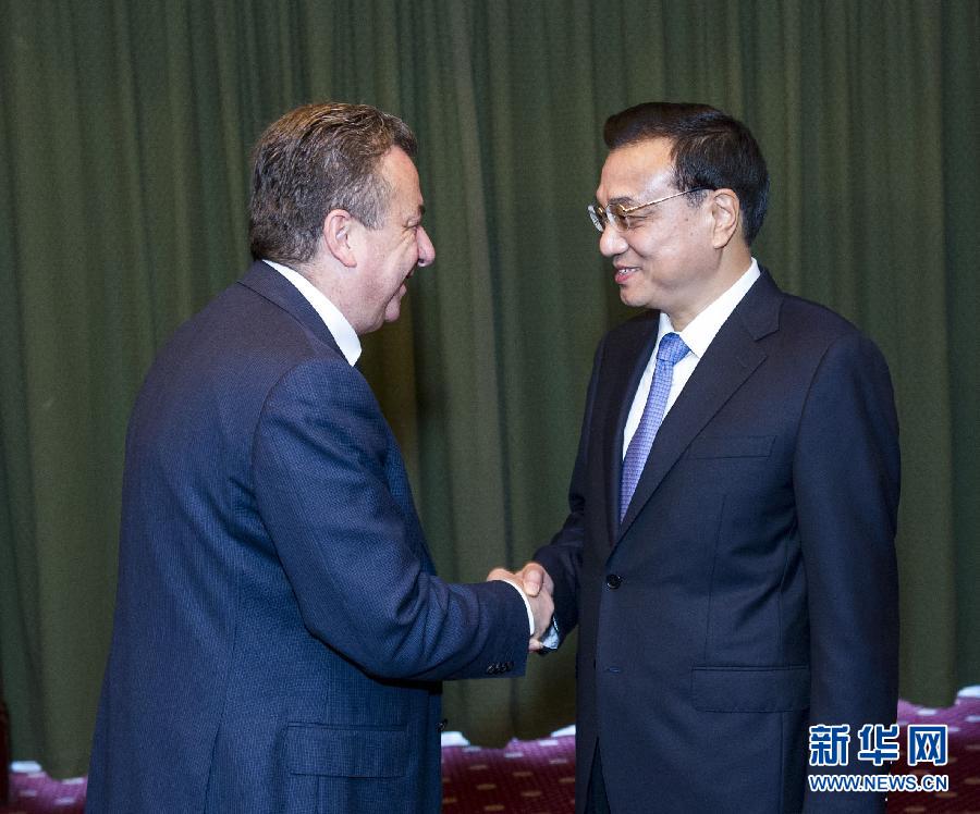 6月21日，國(guó)務(wù)院總理李克強(qiáng)在希臘克里特省首府伊拉克利翁會(huì)見(jiàn)省長(zhǎng)阿爾納烏塔基斯。 新華社記者 王曄 攝 