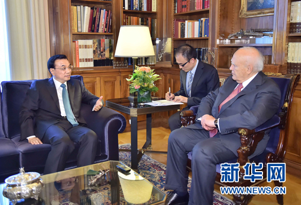 6月20日，國務(wù)院總理李克強在雅典總統(tǒng)府會見希臘總統(tǒng)帕普利亞斯。 新華社記者 李濤 攝