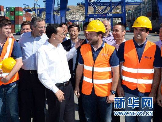 6月20日，國(guó)務(wù)院總理李克強(qiáng)與希臘總理薩馬拉斯共同考察中國(guó)遠(yuǎn)洋運(yùn)輸集團(tuán)比雷埃夫斯集裝箱碼頭。這是李克強(qiáng)和薩馬拉斯來到3號(hào)碼頭，同碼頭工人親切交流。新華社記者 李濤 攝