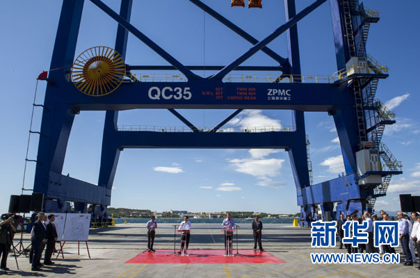 這是李克強(qiáng)和薩馬拉斯在3號(hào)碼頭發(fā)表講話。新華社記者 王曄 攝