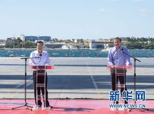 這是李克強(qiáng)和薩馬拉斯在3號(hào)碼頭發(fā)表講話。新華社記者 王曄 攝