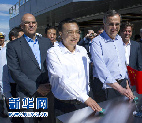 這是李克強(qiáng)與薩馬拉斯共同發(fā)出指令，一列滿載中國(guó)貨物的列車緩緩駛出比雷埃夫斯港，開往中東歐目的地。新華社記者 王曄 攝