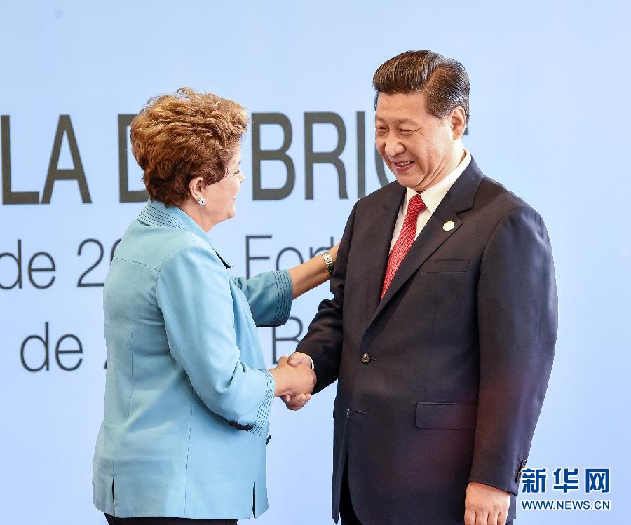 7月15日，國家主席習近平在巴西福塔萊薩出席金磚國家領(lǐng)導(dǎo)人第六次會晤。這是巴西總統(tǒng)羅塞夫迎接習近平主席。 新華社記者 李學(xué)仁 攝  